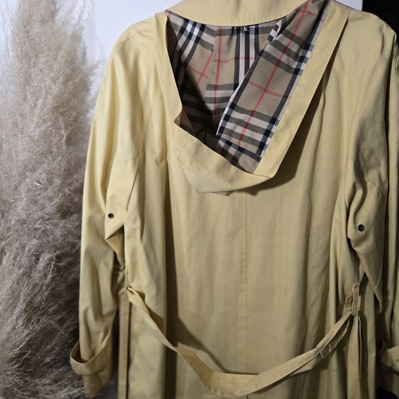 Burberry Beige Coat with Iconic Check Lining - Picture 2 of 7